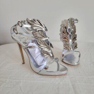 GIUSEPPE ZANOTTI . Silver suede sandals.